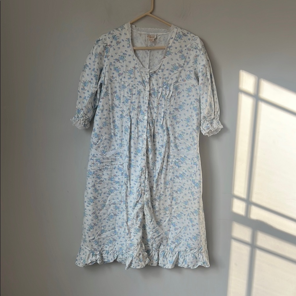 Floral Coquette Flanel Nightgown with Ruffle Trim Sz Medium 🟦